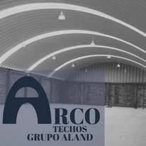 Logo Arco Techos Grupo Aland en interior de bodega