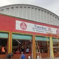 Fachada comercial con arcotecho