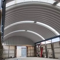 Interior de arcotecho en instalación