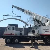 Grúa montando arco metálico
